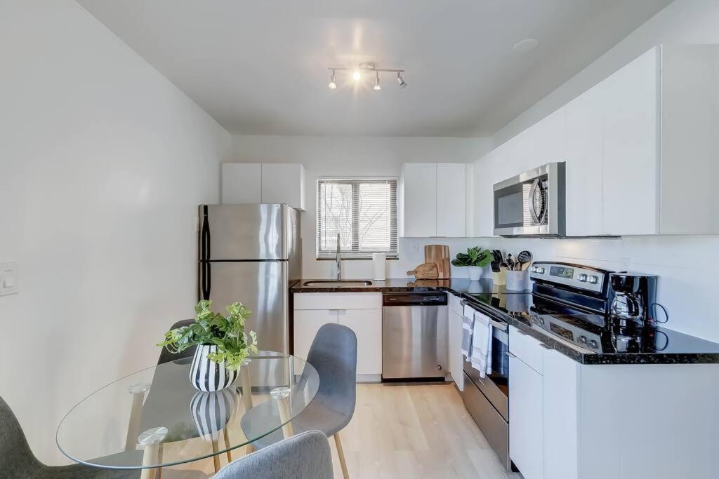 Chic Retreat: 2Br Apartment! Форт-Лодердейл Экстерьер фото