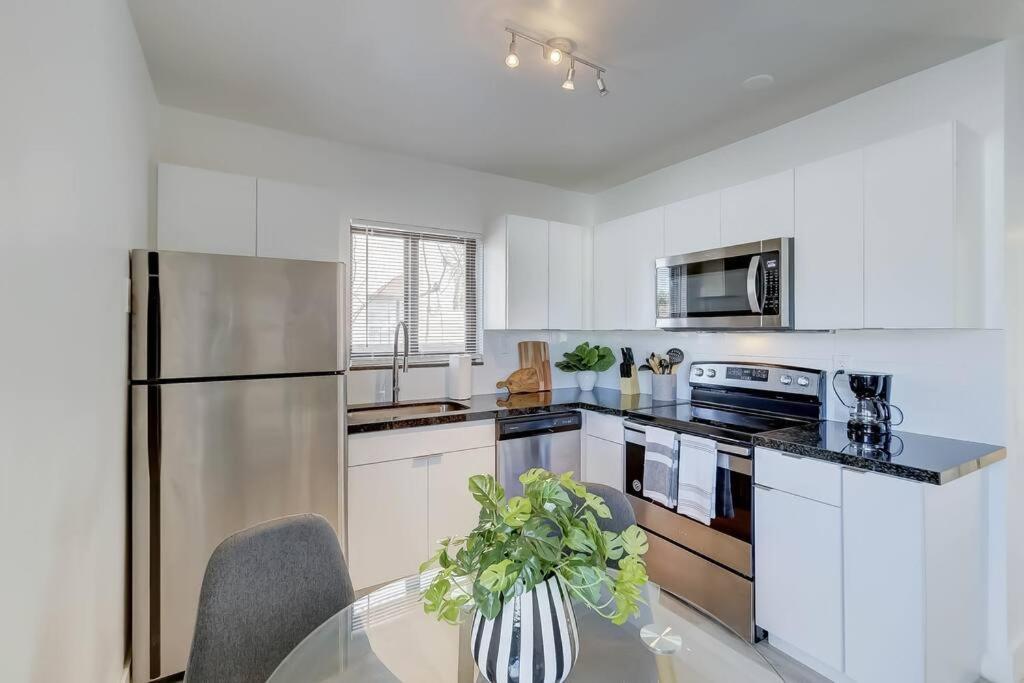 Chic Retreat: 2Br Apartment! Форт-Лодердейл Экстерьер фото