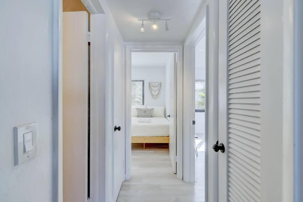 Chic Retreat: 2Br Apartment! Форт-Лодердейл Экстерьер фото