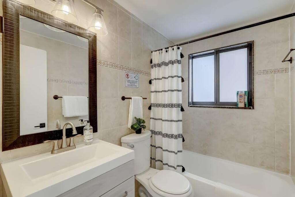 Chic Retreat: 2Br Apartment! Форт-Лодердейл Экстерьер фото