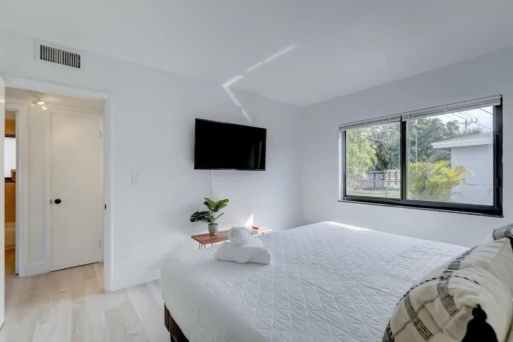 Chic Retreat: 2Br Apartment! Форт-Лодердейл Экстерьер фото